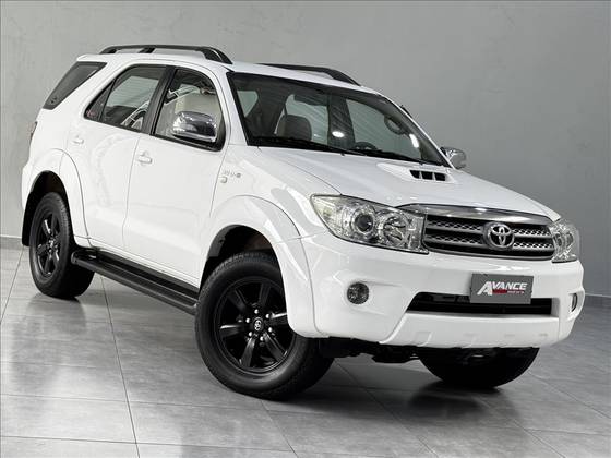 TOYOTA HILUX SW4 3.0 SRV 4X4 7 LUGARES 16V TURBO INTERCOOLER DIESEL 4P AUTOMÁTICO
